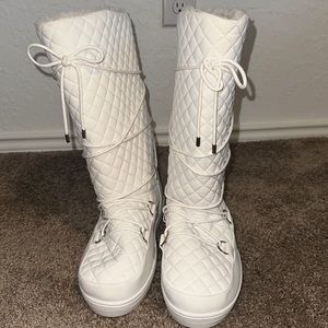 WOMENS 11 WINTER WHITE PUFFER BOOT